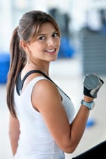 woman lifting free weights