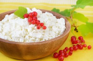 Fresh cottage cheese with red currant berries