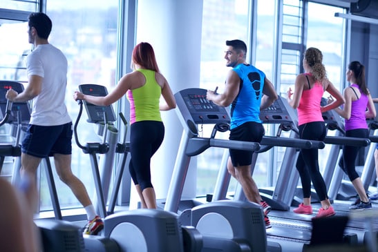 photodune-10686271-group-of-people-running-on-treadmills-xs
