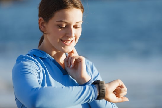 photodune-15885426-runner-woman-with-heart-rate-monitor-running-on-beach-xs