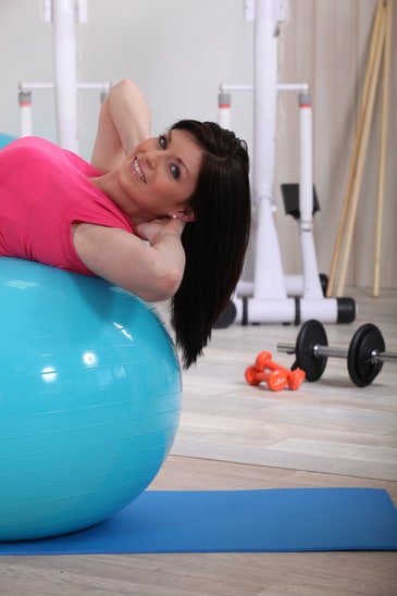photodune-4878951-young-woman-doing-stability-ball-abs-exercises-in-the-gym-xs