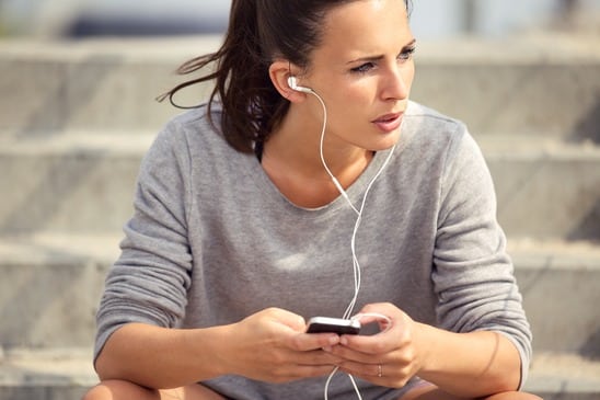 photodune-5473034-female-athlete-listening-to-mp3-music-xs